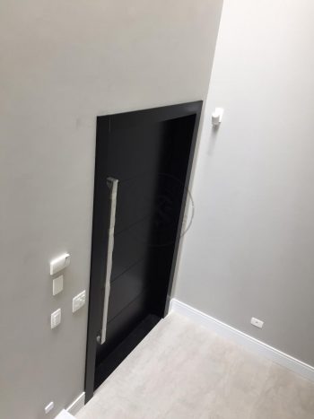 Porta pivotante com revestimento em MDF com pintura laca preto acetinado - Imagem 5