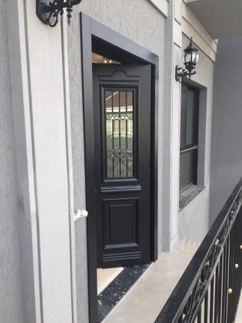 Porta pivotante com revestimento em MDF com grades, molduras e pintura laca preto acetinado - Imagem 6