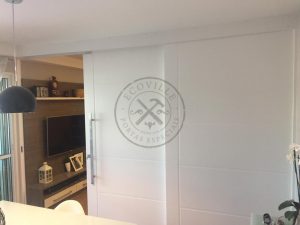 Porta com sistema de correr embutido sobreposta três folhas com pintura laca P.U branco acetinado - Imagem 7