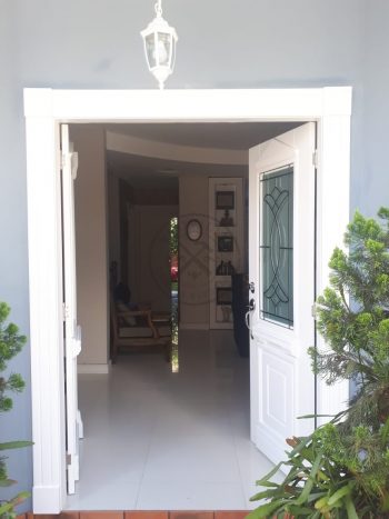 Porta com sistema de abertura dupla maciça com pintura laca P.U branco acetinado - Imagem 7