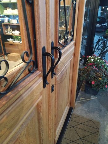 Porta com sistema de abertura dupla feita em madeira maciça com grades decorativas de ferro - Imagem 7