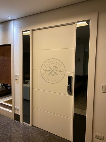 Porta pivotante com revestimento em MDF com portal e pintura laca branco - Imagem 3