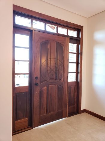 Porta especial com portais laterais e bandeira, com pintura verniz P.U acetinado - Imagem 4