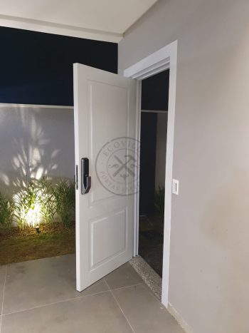 Porta de giro em ACM branco neve com almofadas - Imagem 5