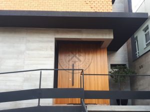 Porta pivotante ripado vertical alinhada com painel - Imagem 7