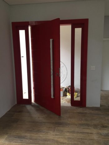Porta pivotante com revestimento em MDF, portal duplo lateral e pintura laca vermelho alto brilho - Imagem 7