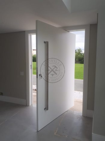 Porta pivotante com revestimento em MDF e pintura laca branco acetinado - Imagem 6