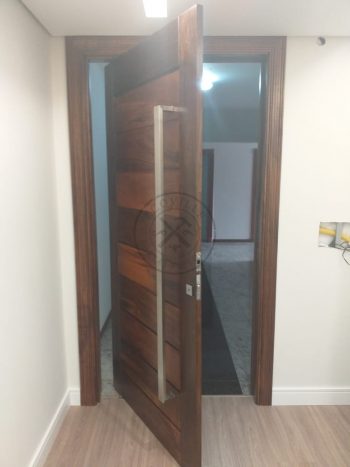 Porta pivotante em madeira maciça com pintura em verniz - Imagem 4