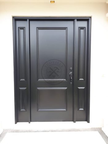 Porta pivotante com revestimento em MDF, apliques de moldura e pintura laca preto acetinado - Imagem 3