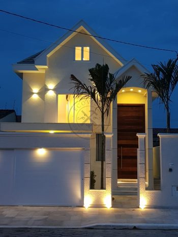 Porta pivotante de lambril de Imbuia com bandeira superior fixa seguindo o mesmo modelo da porta - Imagem 7