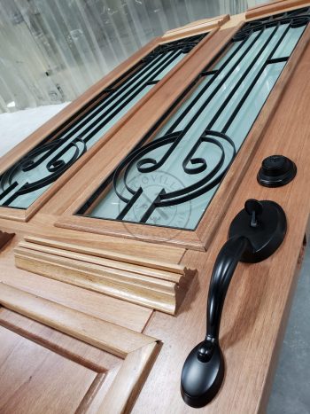 Porta pivotante em madeira maciça com grade de ferro e vidro jateado 10 milímetros. - Imagem 3