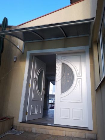 Porta com sistema de abertura dupla com grade de ferro - Imagem 3