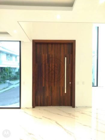 Porta pivotante de lambril maciço de Imbuia com bandeira superior, modelo ripado vertical - Imagem 4