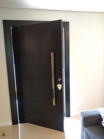 Porta pivotante em ACM preto carbono com frisos horizontais e dupla vedação - Imagem 4