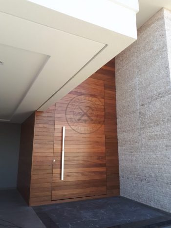 Porta pivotante lambril maciço com painéis alinhado com a porta - Imagem 6