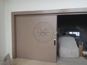 Porta de correr com estrutura de ferro no interior, pintura especial laca P.U (Sayerlack) - Imagem 7