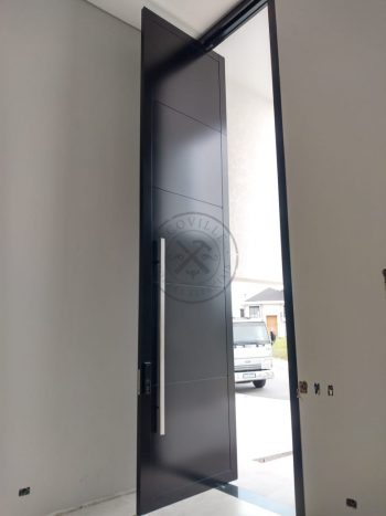 Porta pivotante em ACM preto carbono com frisos horizontais e dupla vedação - Imagem 4