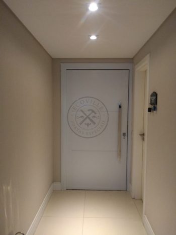 Porta pivotante em ACM branco neve com frisos horizontais e dupla vedação - Imagem 5