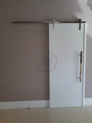 Porta de correr com trilho aparente e revestimento em MDF com pintura laca P.U branco acetinado - Imagem 5