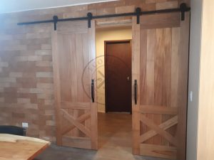 Porta com sistema de correr aparente modelo celeiro - Imagem 4