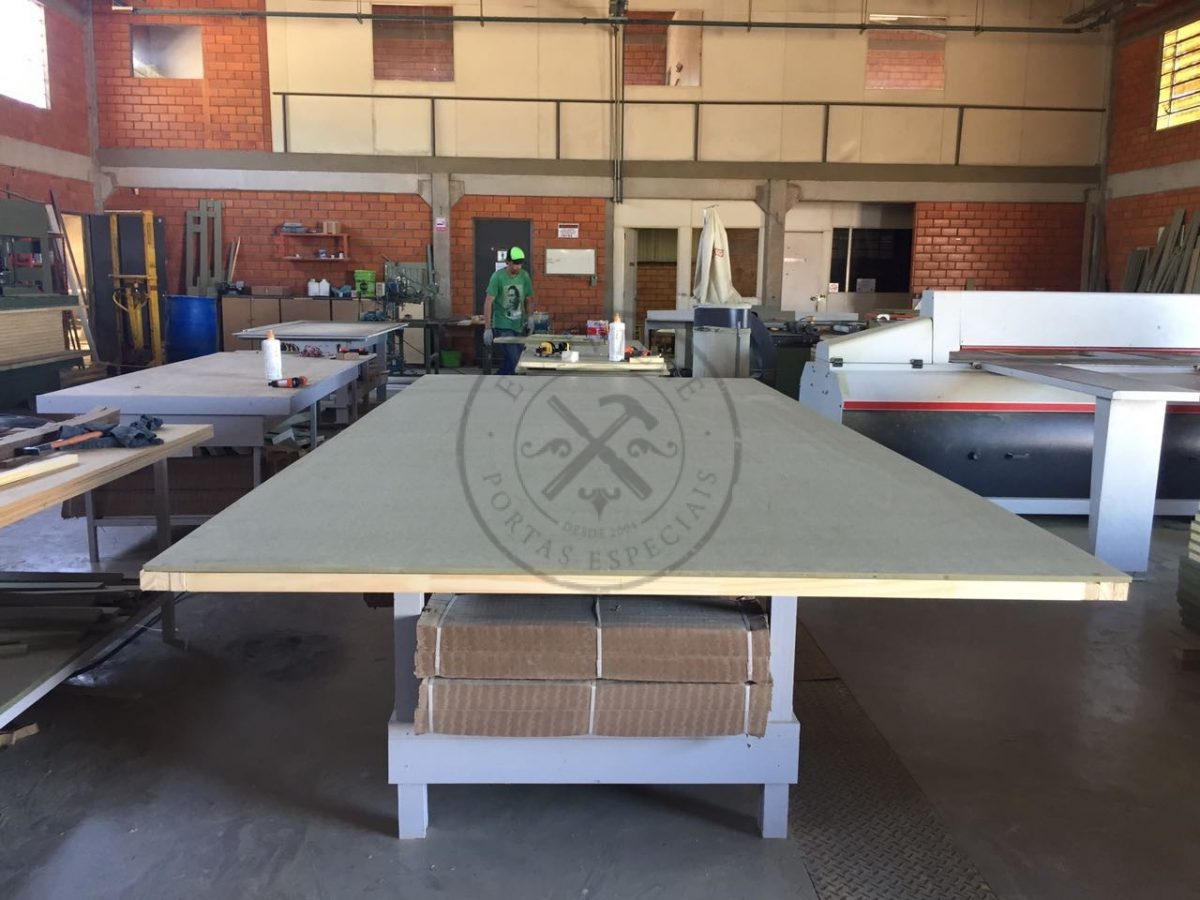 Porta com sistema de correr embutido, tamanho especial com estrutura de ferro no interior - Imagem 15