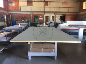 Porta com sistema de correr embutido, tamanho especial com estrutura de ferro no interior - Imagem 15