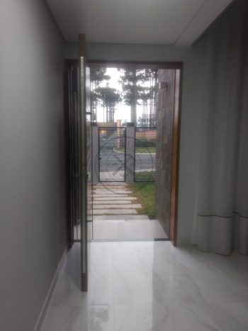 Porta pivotante com estrutura de aço no interior para não empenar, bandeira superior fixa, seguindo o mesmo modelo da porta - Imagem 7