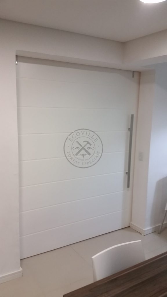 Porta de correr com trilho aparente, pintura de laca P.U branco acetinado (Sayerlack) - Imagem 7