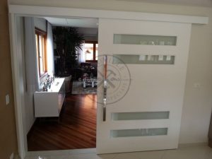 Porta de correr com visores de vidro jateado - Imagem 6