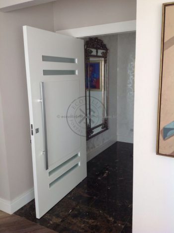 Porta pivotante com revestimento em MDF e pintura laca P.U branco acetinado - Imagem 7