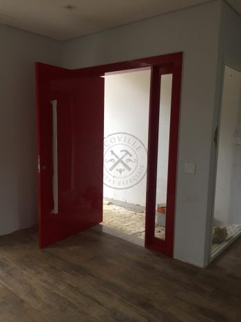 Porta pivotante com revestimento em MDF, portal duplo lateral e pintura laca vermelho alto brilho - Imagem 8