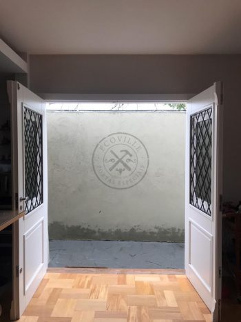 Porta com sistema de abertura dupla com grade de ferro especial - Imagem 7