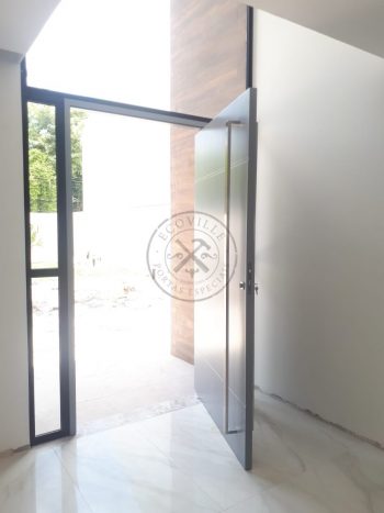 Porta pivotante com revestimento em MDF com dois frisos horizontais e pintura laca cinza acetinado - Imagem 7