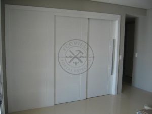 Porta com sistema de correr embutido com três folhas sobrepostas, pintura de laca P.U branco acetinado (Sayerlack) - Imagem 2