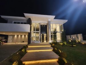 Porta pivotante em ACM preto carbono com um friso vertical e um friso horizontal, bandeira superior e dupla vedação - Imagem 2