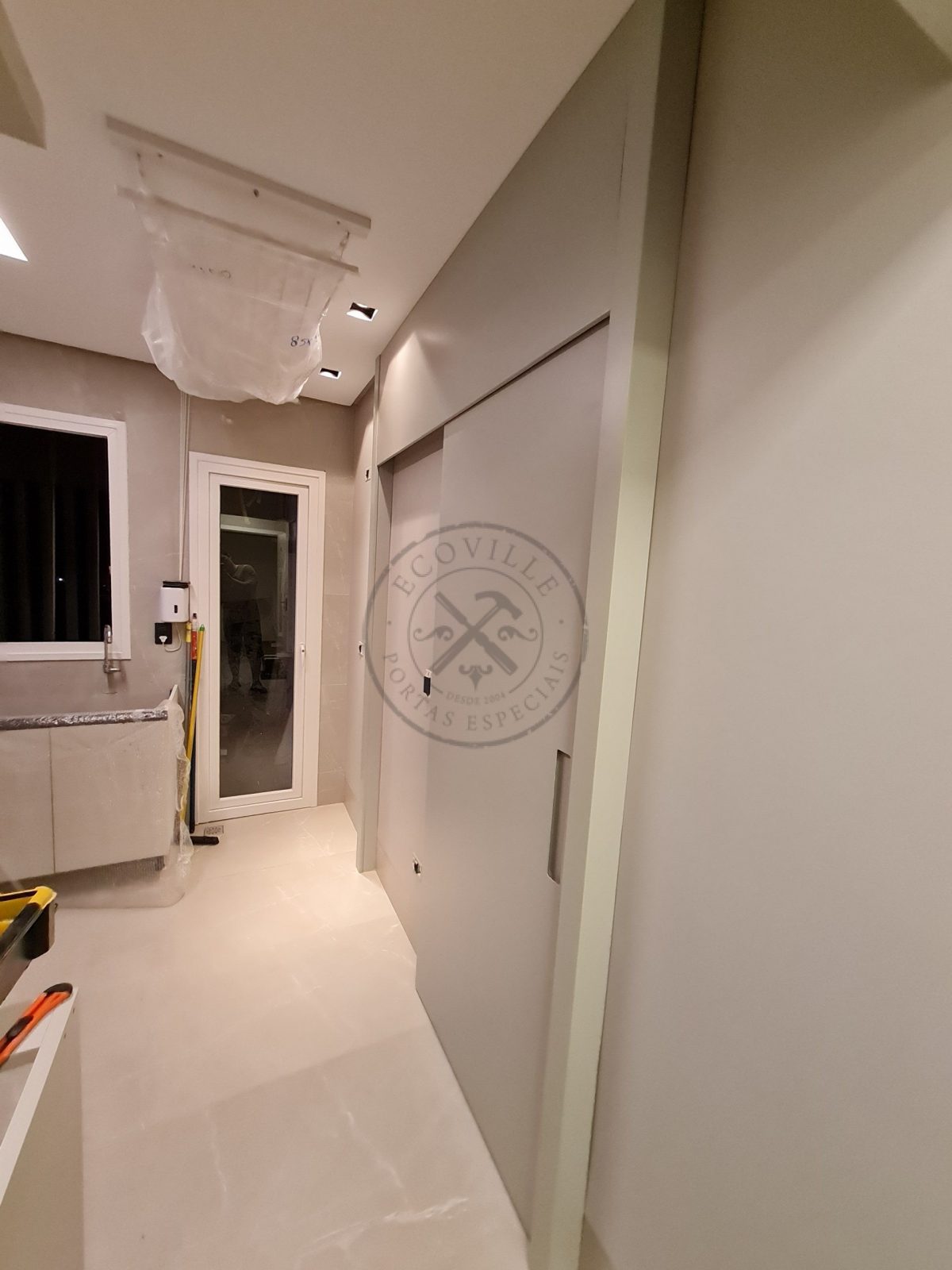 Porta com sistema de correr embutido com puxador cava pintura laca acetinado H157 - Imagem 4