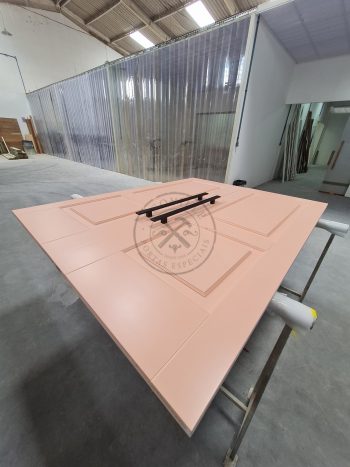 Porta com sistema de correr embutido com pintura laca rosa acetinado - Imagem 4