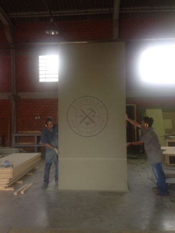 Porta com sistema de correr embutido, tamanho especial com estrutura de ferro no interior - Imagem 13