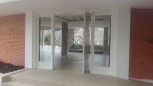 Porta pivotante com revestimento em MDF e pintura laca P.U branco acetinado - Imagem 5