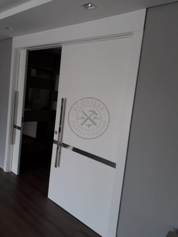 Porta com sistema de correr embutido, sendo duas folhas móveis com detalhe de Inox para um excelente acabamento - Imagem 9