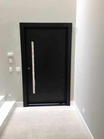 Porta pivotante com revestimento em MDF com pintura laca preto acetinado - Imagem 6