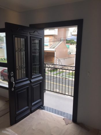 Porta pivotante com revestimento em MDF com grades, molduras e pintura laca preto acetinado - Imagem 7