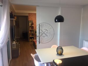 Porta com sistema de correr embutido sobreposta três folhas com pintura laca P.U branco acetinado