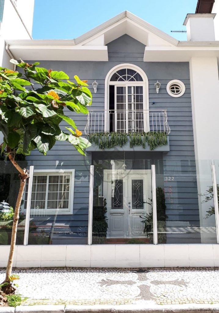 Porta com sistema de abertura dupla maciça com pintura laca P.U branco acetinado - Imagem 8