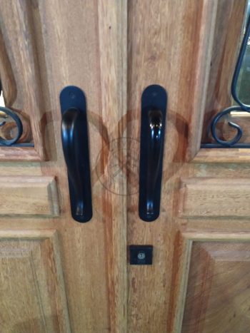 Porta com sistema de abertura dupla feita em madeira maciça com grades decorativas de ferro - Imagem 8