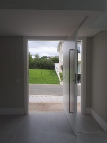 Porta pivotante com revestimento em MDF e pintura laca branco acetinado - Imagem 7