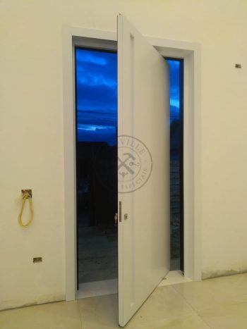 Porta pivotante em ACM com duas cores (branco interna e preto externo) com puxador cava, bandeira e dupla vedação - Imagem 4