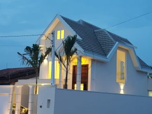 Porta pivotante de lambril de Imbuia com bandeira superior fixa seguindo o mesmo modelo da porta - Imagem 8