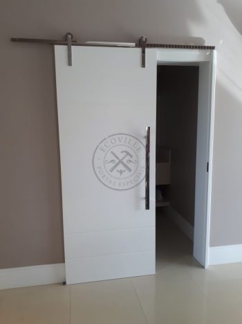 Porta de correr com trilho aparente e revestimento em MDF com pintura laca P.U branco acetinado - Imagem 6