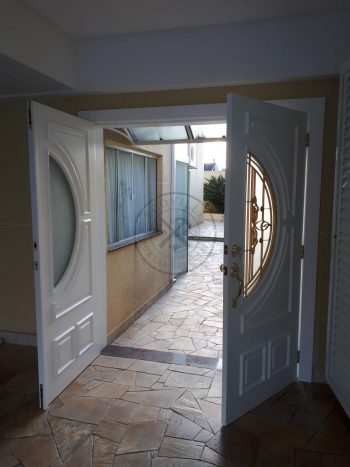 Porta com sistema de abertura dupla com grade de ferro - Imagem 4